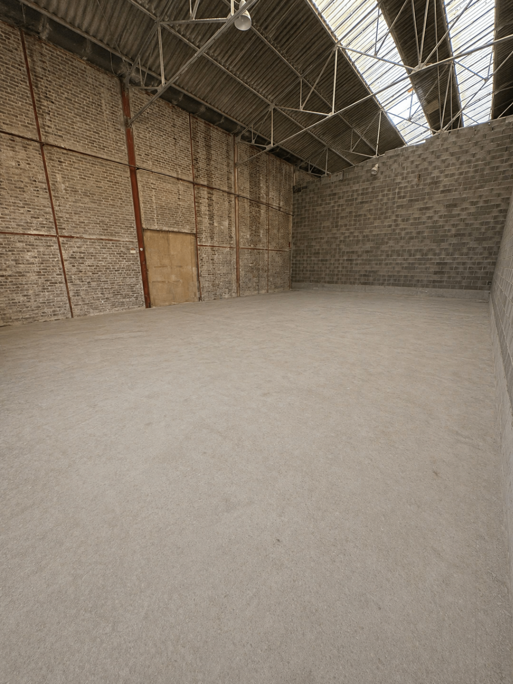 Grand plateau intérieur prêt à être loué.
