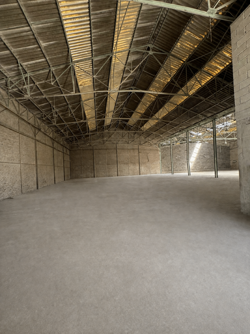 Volume intérieur d'une cellule logistique avec grande hauteur sous plafond.