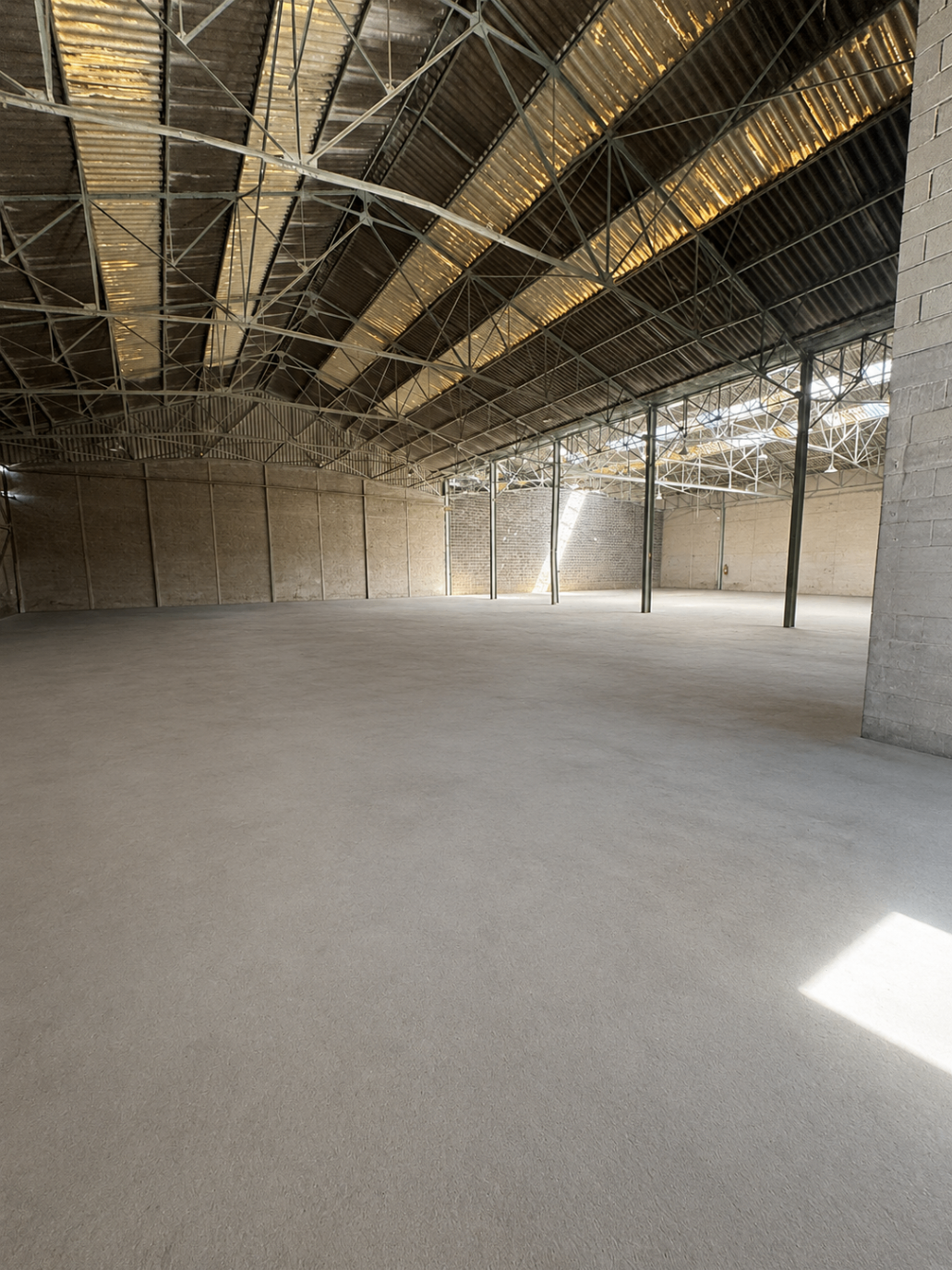Intérieur d'un entrepôt avec grande hauteur sous plafond.